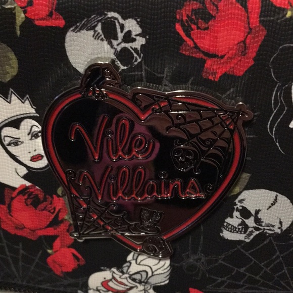 HP🎊Disney  Villains convertible clutch purse - Picture 12 of 13